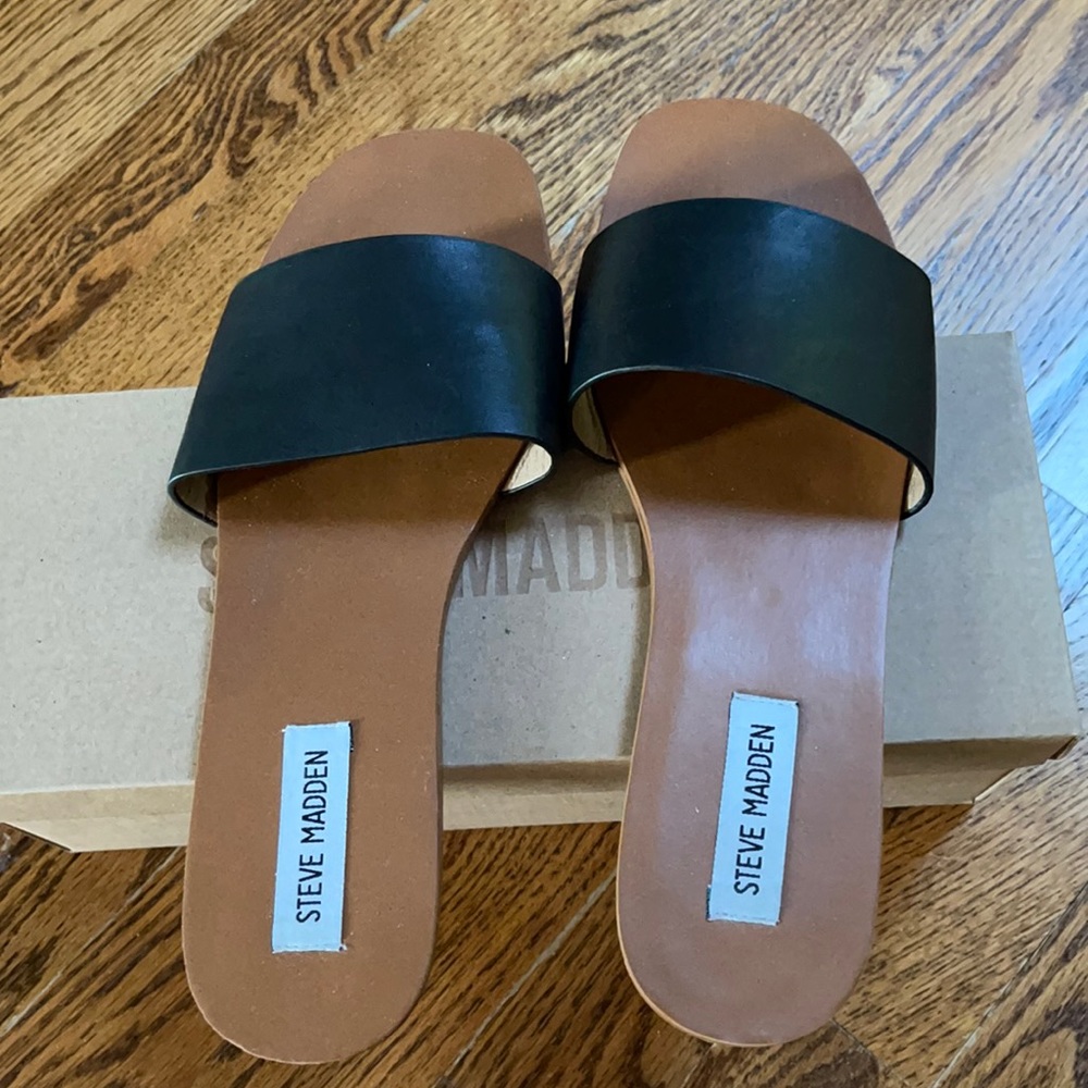 Steve Madden Black and Tan sandals size 8